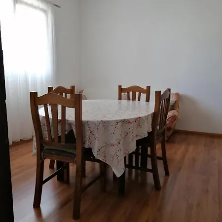 Nana Biograd Na Moru