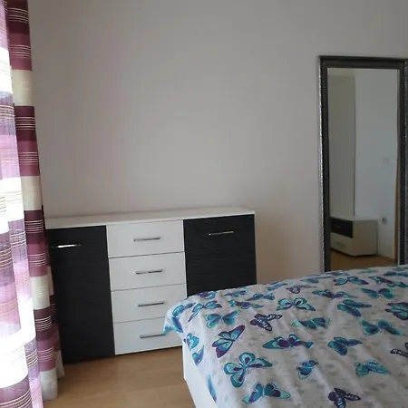 Nana Biograd Na Moru