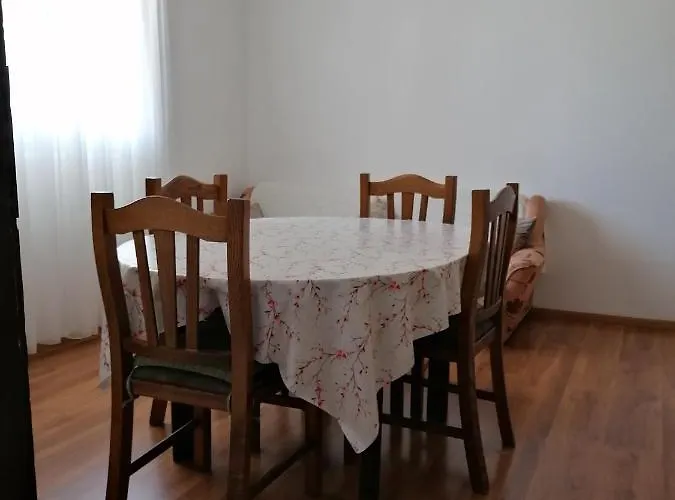 Nana Biograd Na Moru