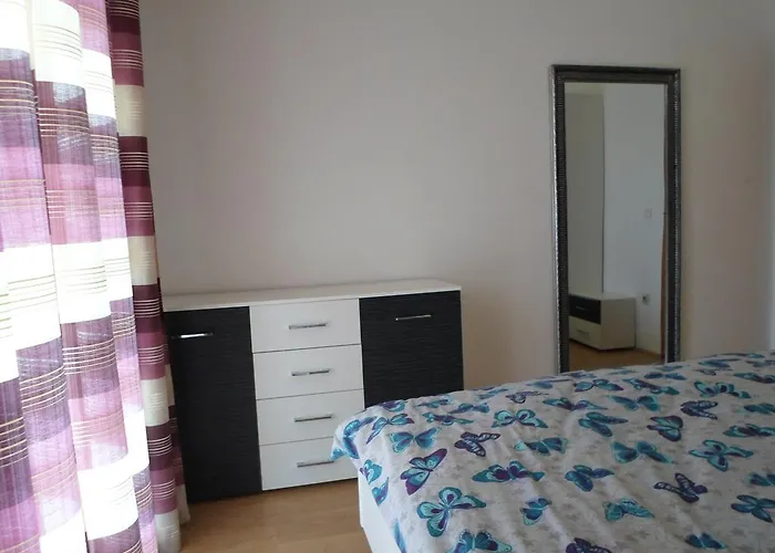 Nana Biograd Na Moru